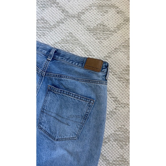 0192. American Eagle Distressed Ripped Jeans Light Wash High‎ Rise Mom Jeans - Picture 11 of 11